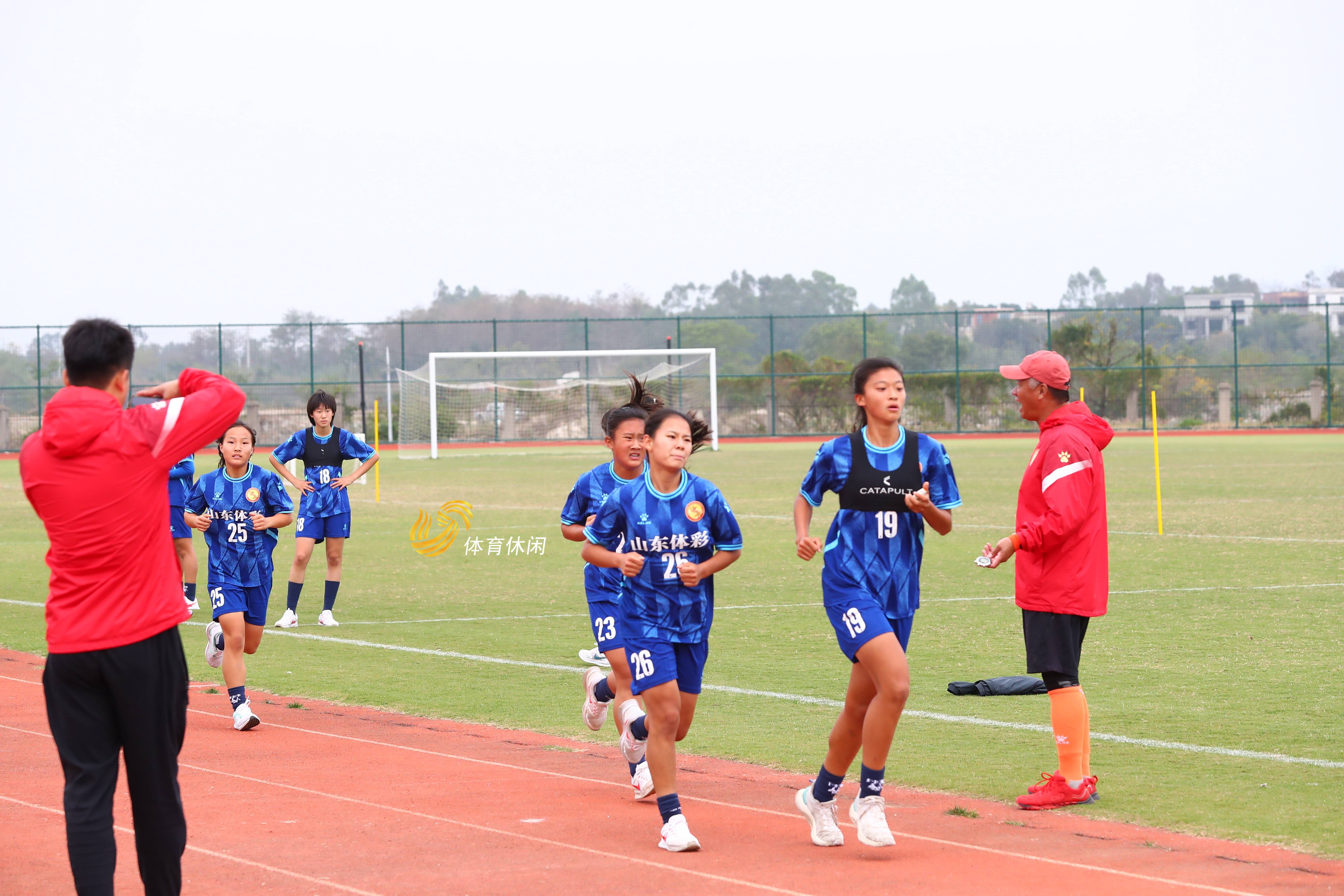 国内足球比赛赛场热闹非凡，球员们奋勇争先的简单介绍