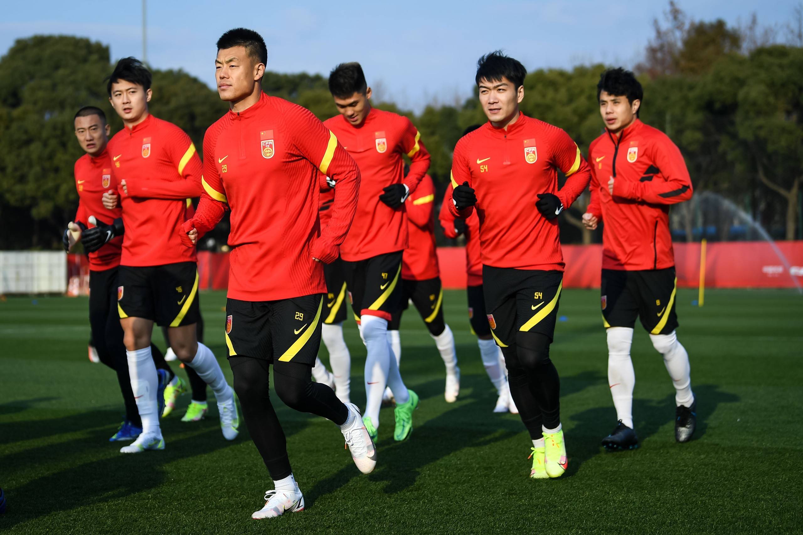 国内足球比赛赛场热闹非凡，球员们奋勇争先的简单介绍