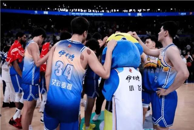 篮球比赛场面紧张，球队与对手激战