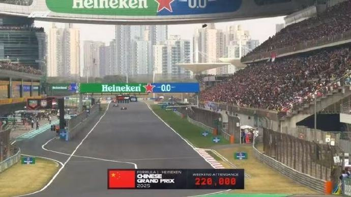 包含全球热议！赛车场外八卦引关注的词条